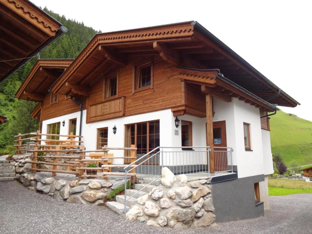 ein Haus mit einem Haufen Steine davor in der Unterkunft Alois & Elisabeth, Chalet in Tux