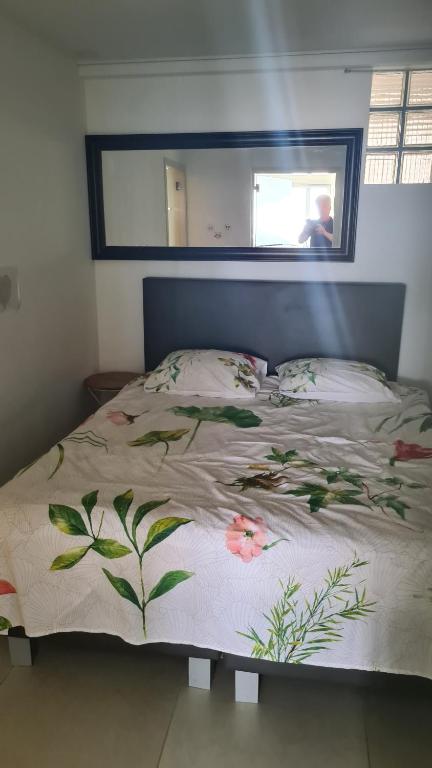 Postel nebo postele na pokoji v ubytování frontaal gelijkvloers seaview 80m² 2 slp