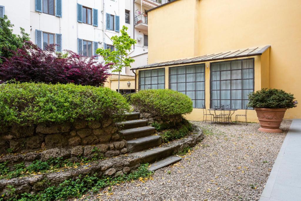 A garden outside Apartments Florence - Dragomanni Loft with patio