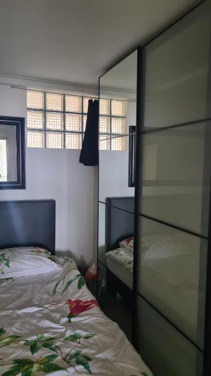 Postel nebo postele na pokoji v ubytování frontaal gelijkvloers seaview 80m² 2 slp