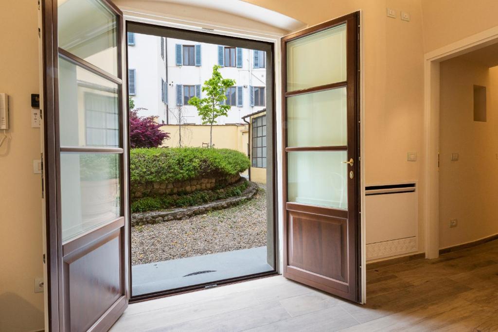 A garden outside Apartments Florence - Dragomanni Loft with patio