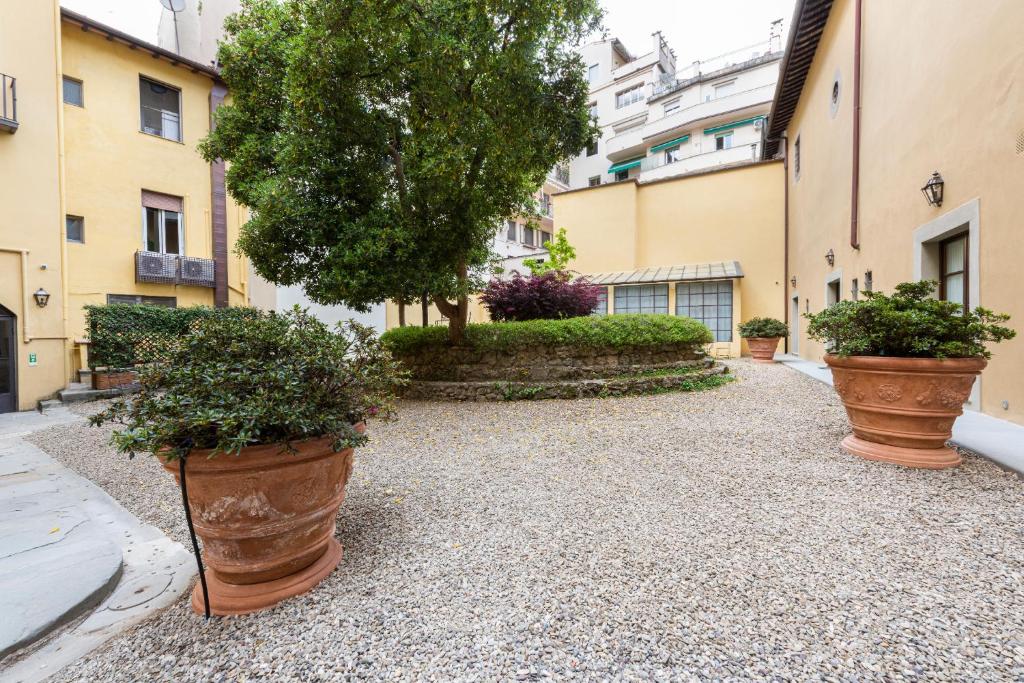 A garden outside Apartments Florence - Dragomanni Loft with patio