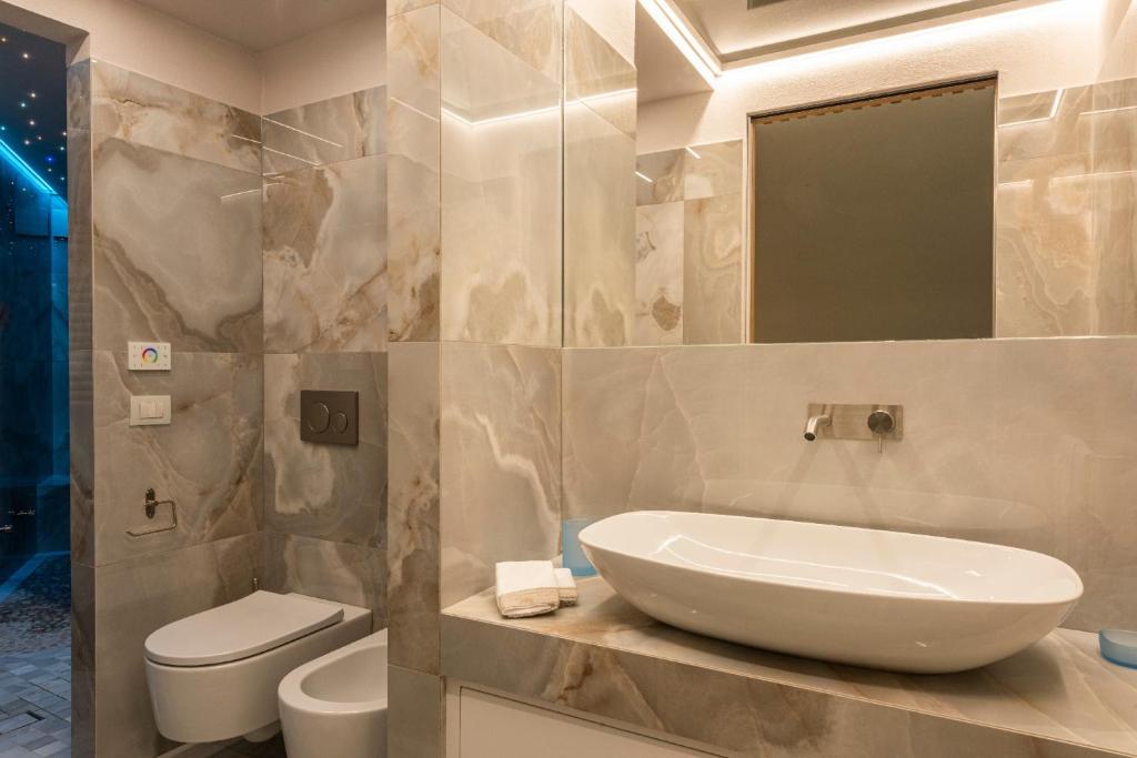 A bathroom at Apartments Florence - Dragomanni Loft with patio