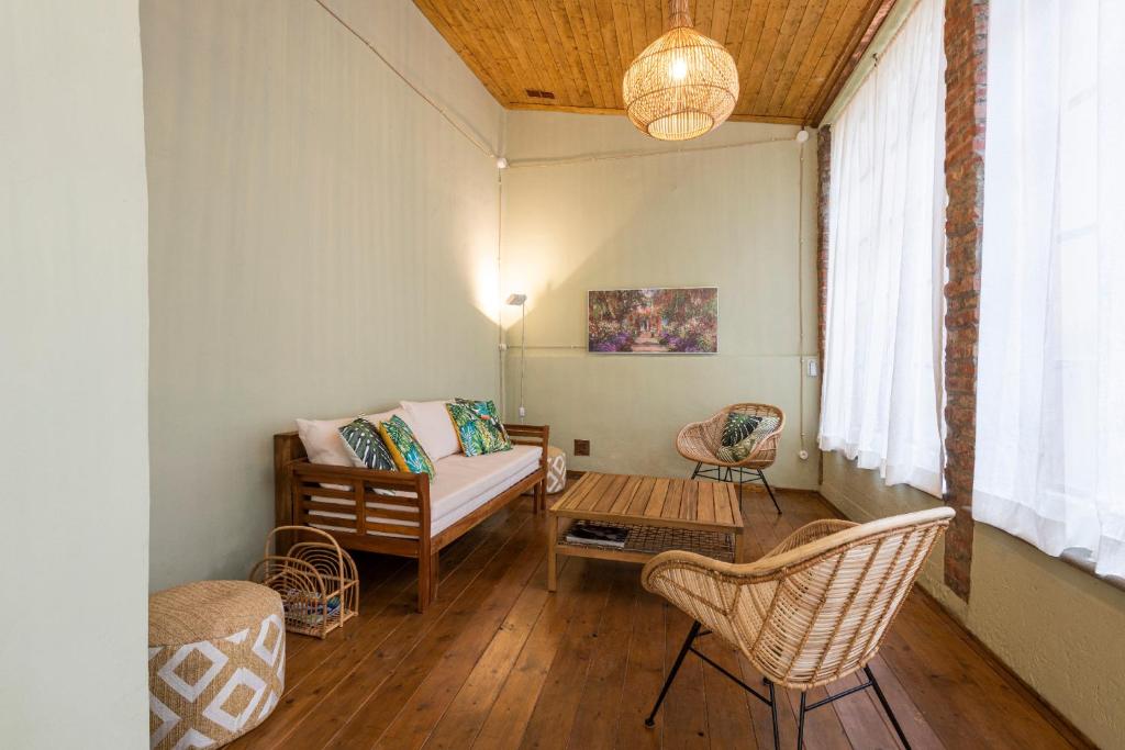 A seating area at Apartments Florence - Dragomanni Loft with patio