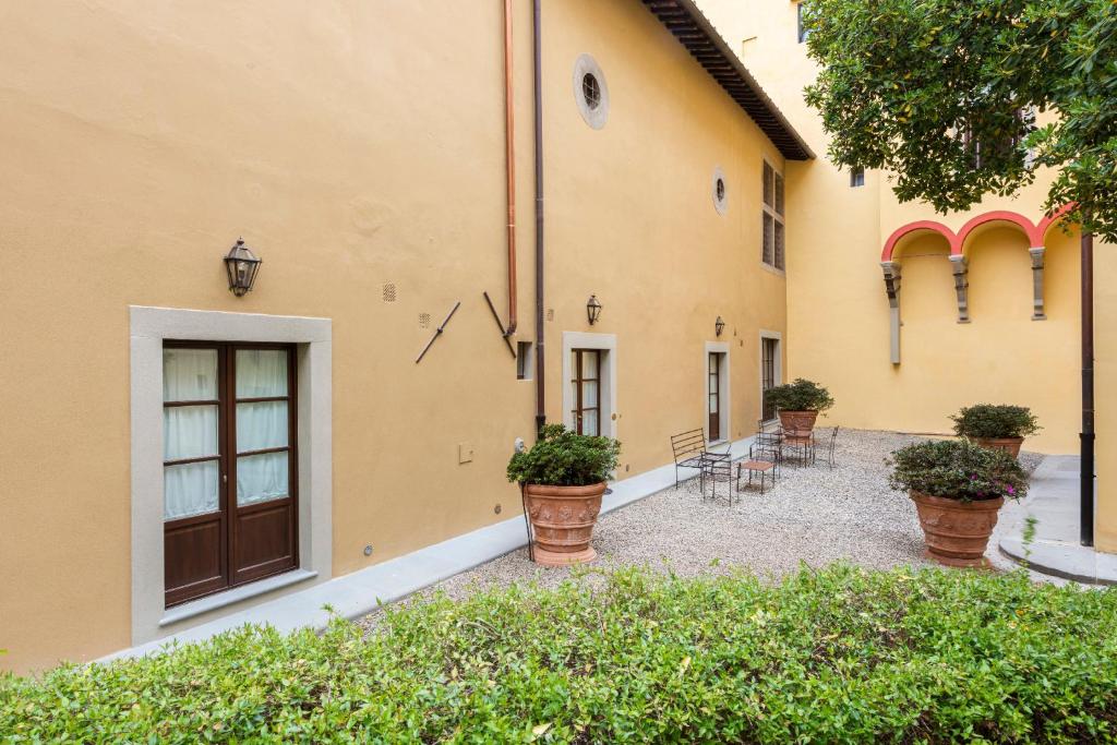 A garden outside Apartments Florence - Dragomanni Loft with patio