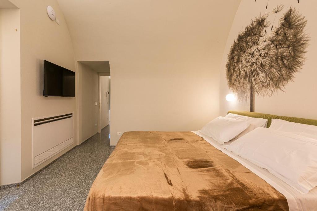 A bed or beds in a room at Apartments Florence - Dragomanni Loft with patio