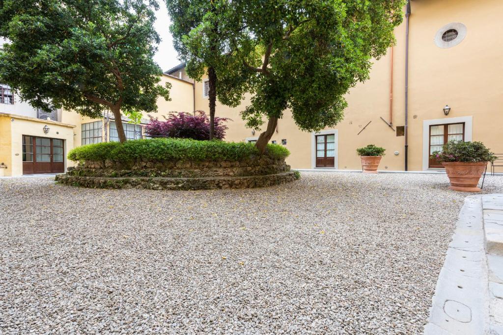 A garden outside Apartments Florence - Dragomanni Loft with patio