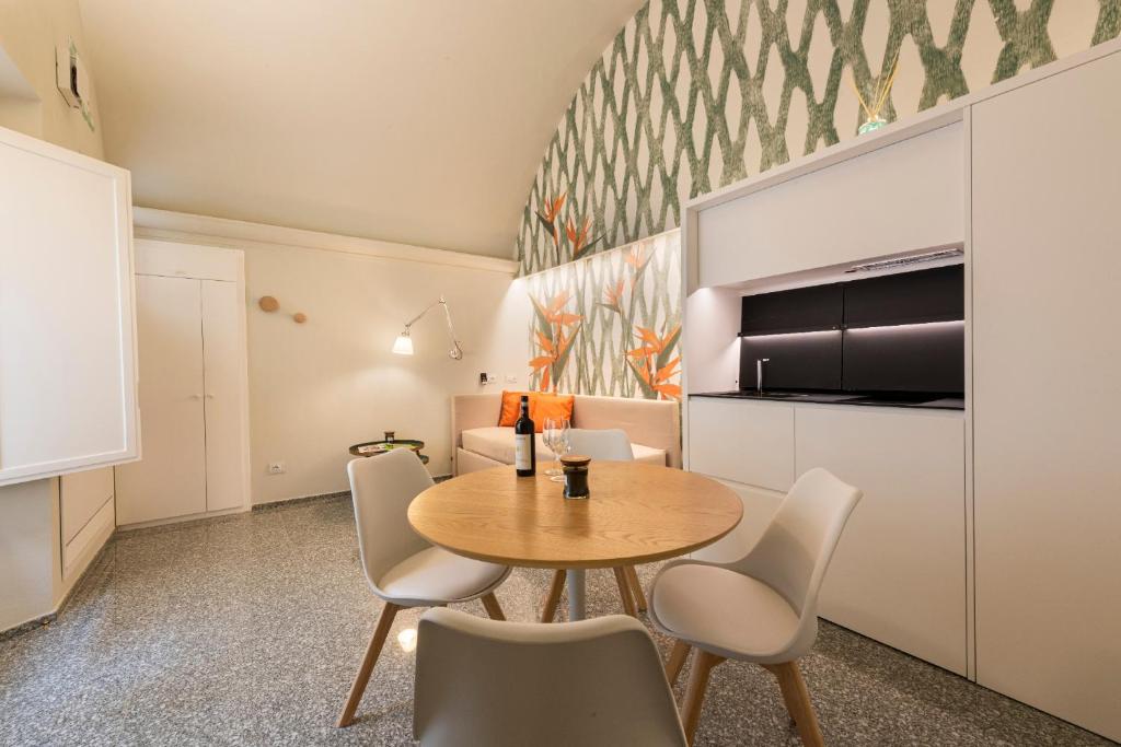 A kitchen or kitchenette at Apartments Florence - Dragomanni Loft with patio
