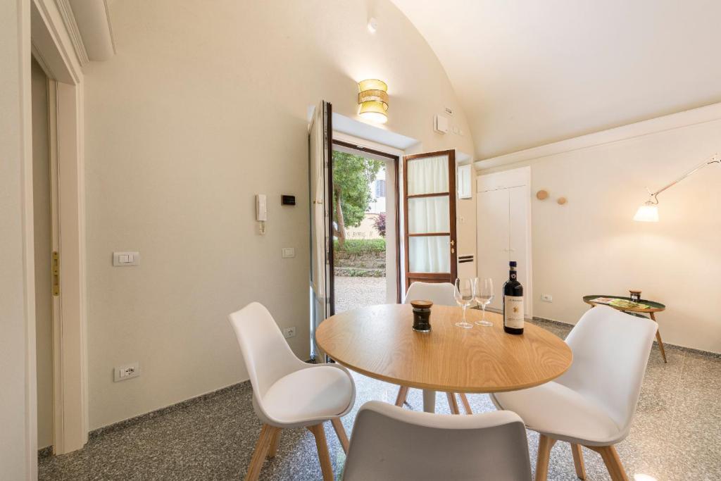 A seating area at Apartments Florence - Dragomanni Loft with patio