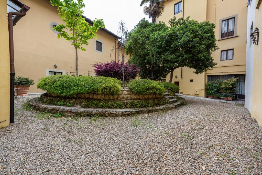 A garden outside Apartments Florence - Dragomanni Loft with patio