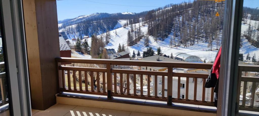a balcony with a view of a snow covered mountain at Résidence Valberg L'Horizon in Péone