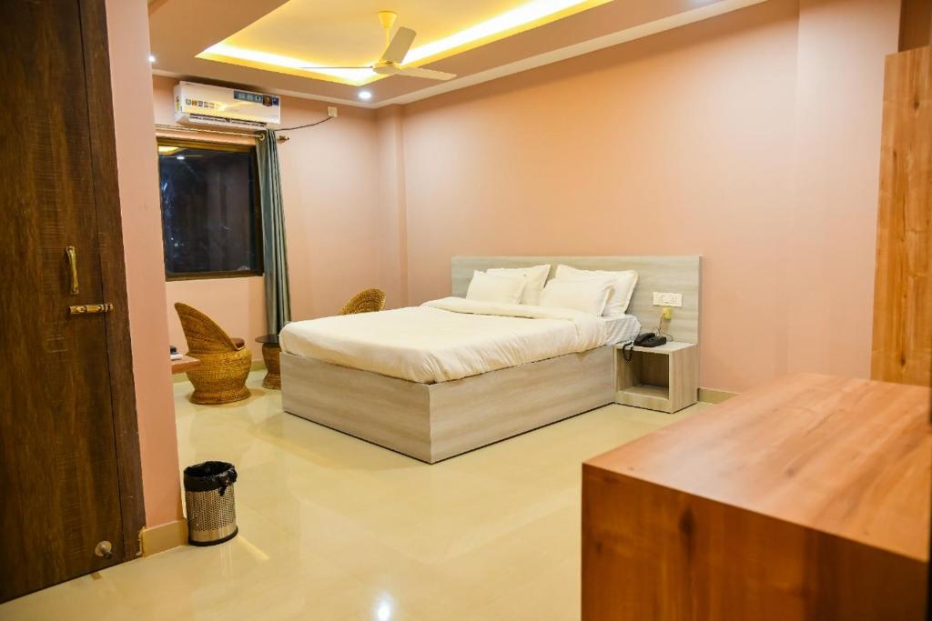 sypialnia z łóżkiem w rogu pokoju w obiekcie SILVER REGENCY w mieście Guwahati