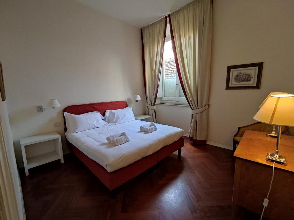 A bed or beds in a room at Cashmere apartment a stone's throw from the Duomo