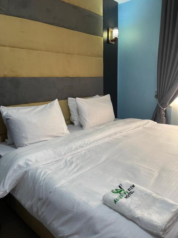 Postel nebo postele na pokoji v ubytování Alluring View Hotel - Allen Avenue