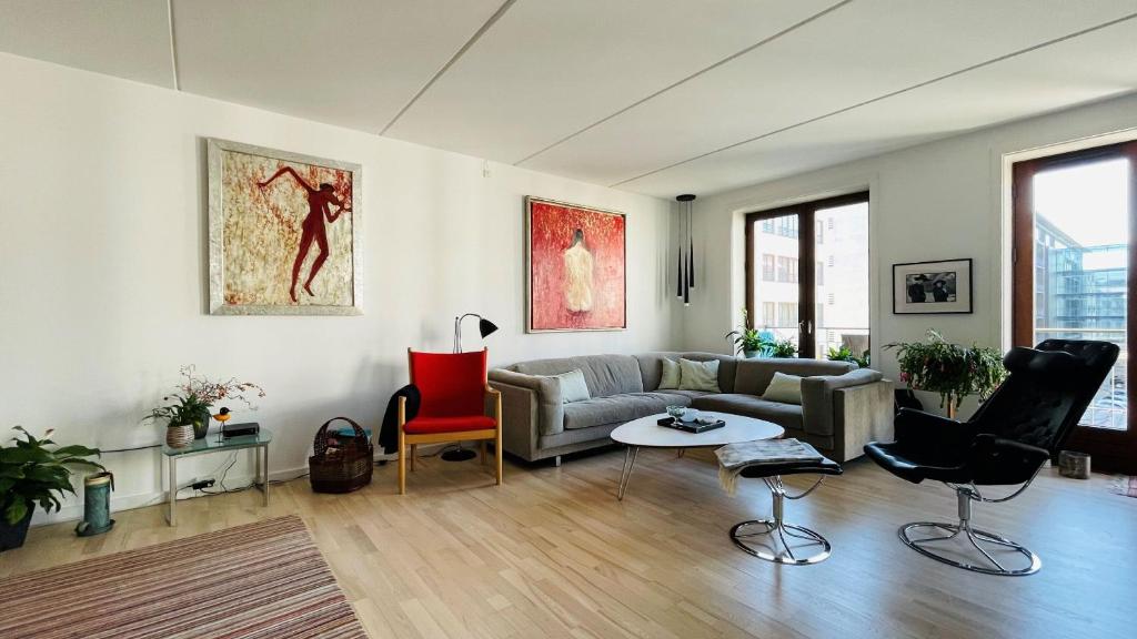 sala de estar con sofá y mesa en ApartmentInCopenhagen Apartment 1486, en Copenhague