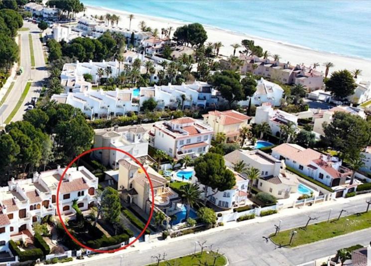 uma vista aérea de um resort com um círculo vermelho em Chalet a 100m de la playa de Cristal, Pino Alto em Hospitalet de l'Infant