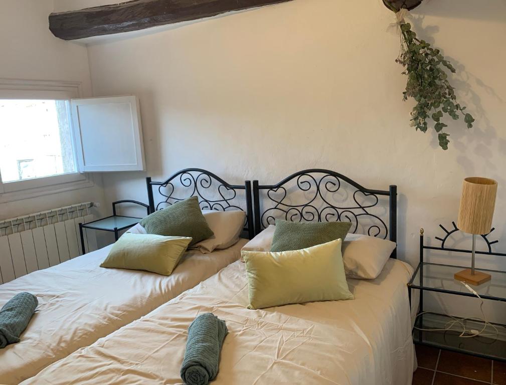 A bed or beds in a room at Vive la vida rural: Alojamiento en Les Piles. NIU RURAL, S.L.