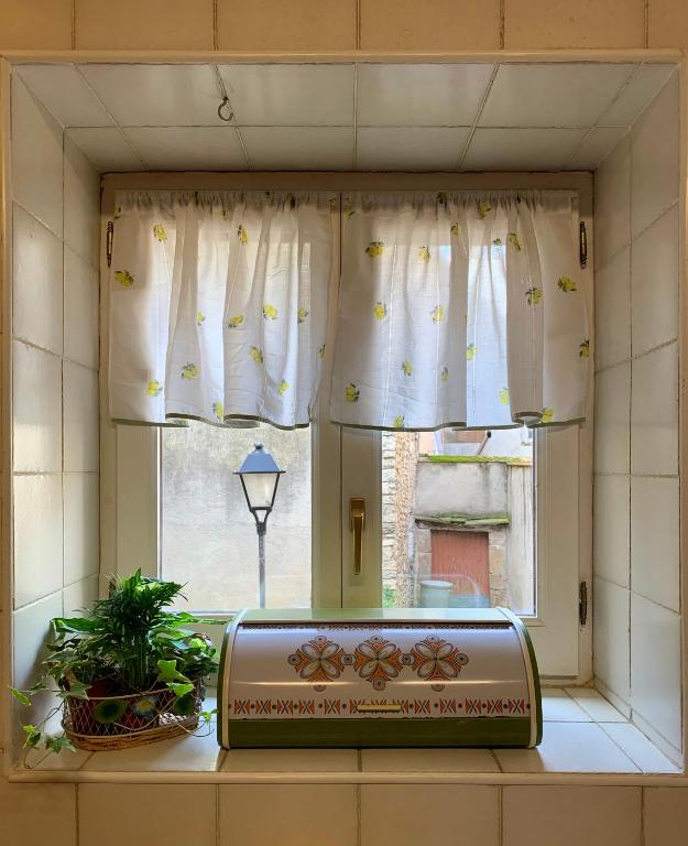 A bed or beds in a room at Vive la vida rural: Alojamiento en Les Piles. NIU RURAL, S.L.