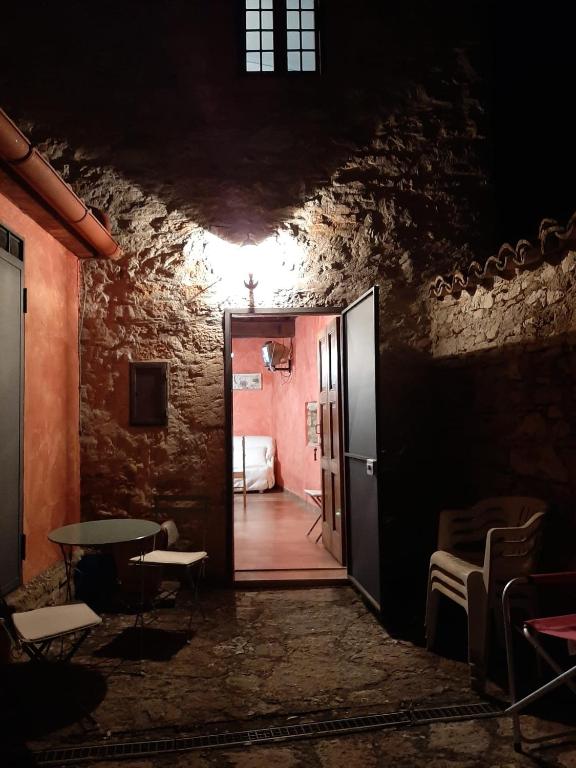 ciemny pokój z drzwiami prowadzącymi do sypialni w obiekcie Casa Piccolo Borgo w mieście Campello sul Clitunno