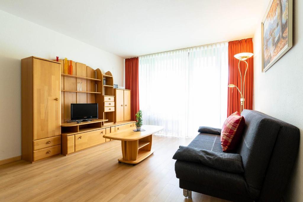 Posezení v ubytování Ferienwohnpark Immenstaad am Bodensee Zwei-Zimmer-Apartment 49 16