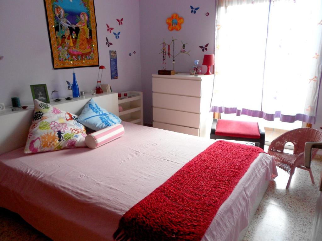 - une chambre avec un lit et une couverture rouge dans l'établissement One bedroom house at Candelaria 100 m away from the beach with sea view furnished balcony and wifi, à Candelaria