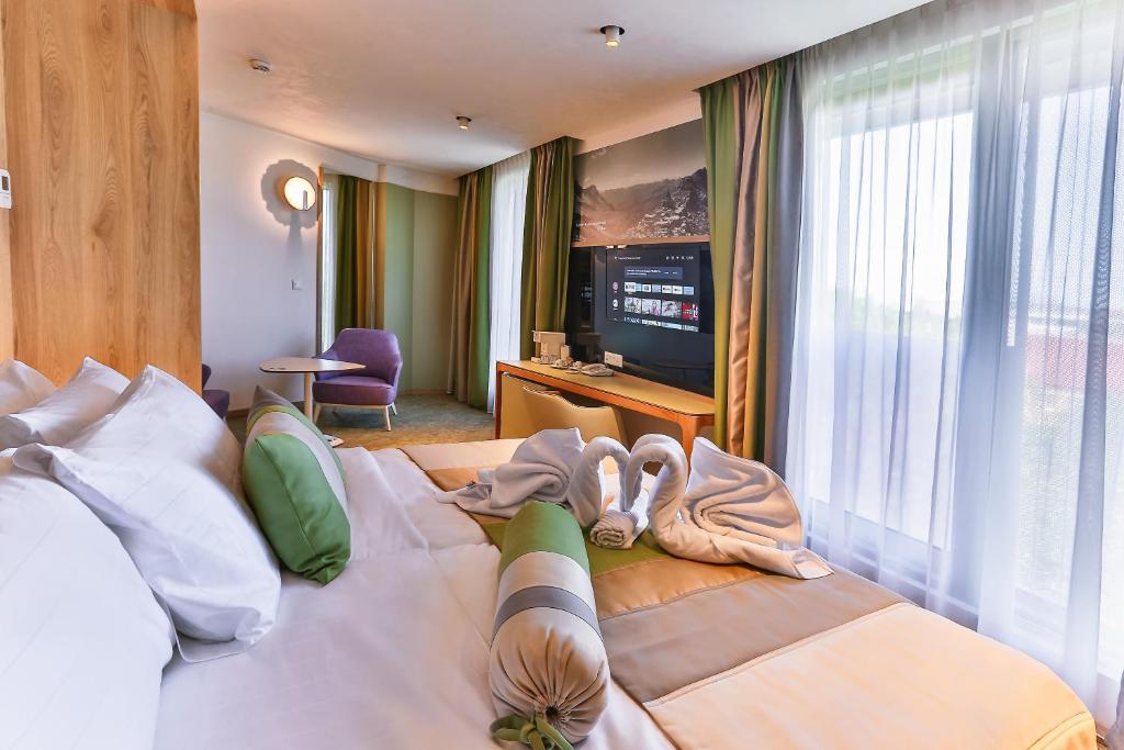 Letto o letti in una camera di Carine Hotel Centar