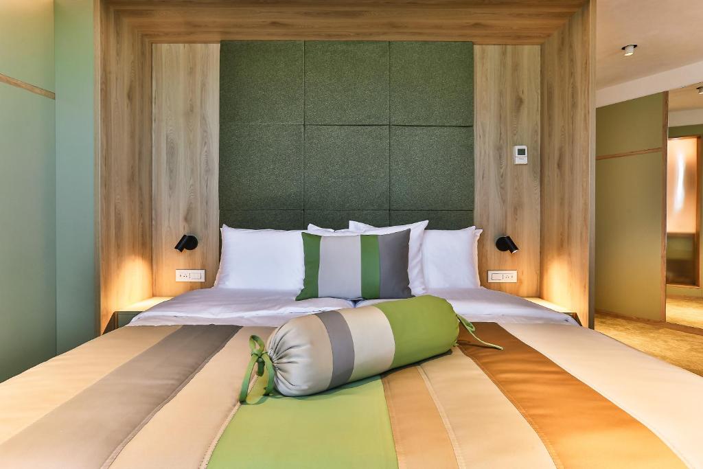 Letto o letti in una camera di Carine Hotel Centar