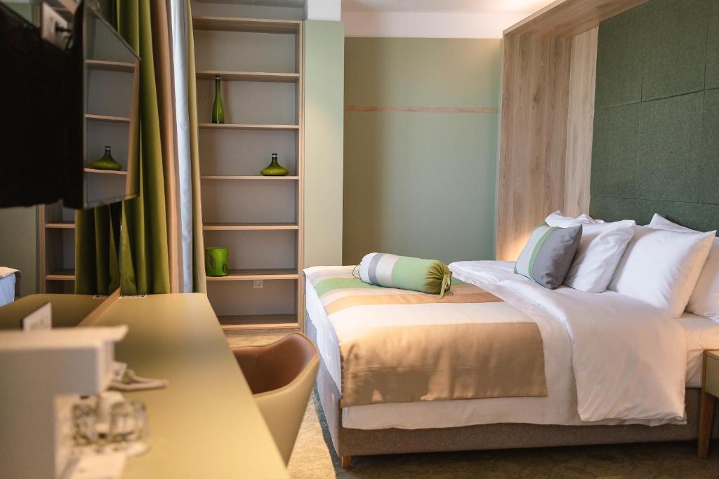 Letto o letti in una camera di Carine Hotel Centar