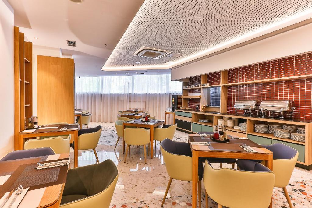 Cucina o angolo cottura di Carine Hotel Centar