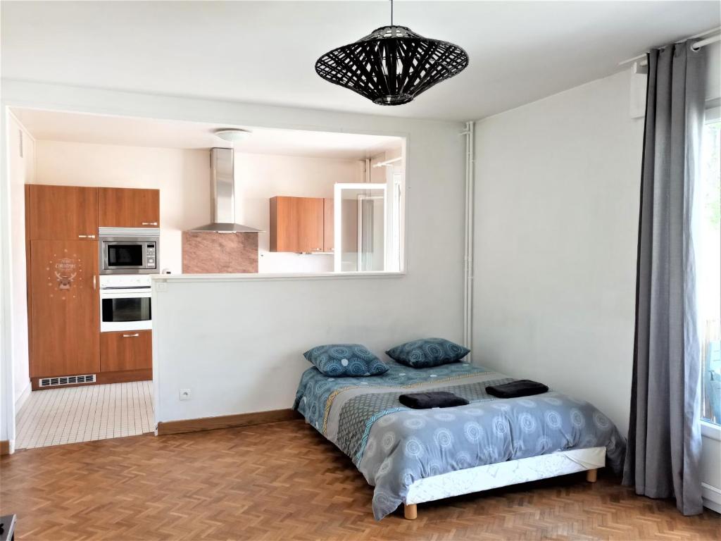 um quarto com uma cama num pequeno quarto em APPARTEMENT ENTIER A 2 MINUTES DU CENTRE VILLE em Melun