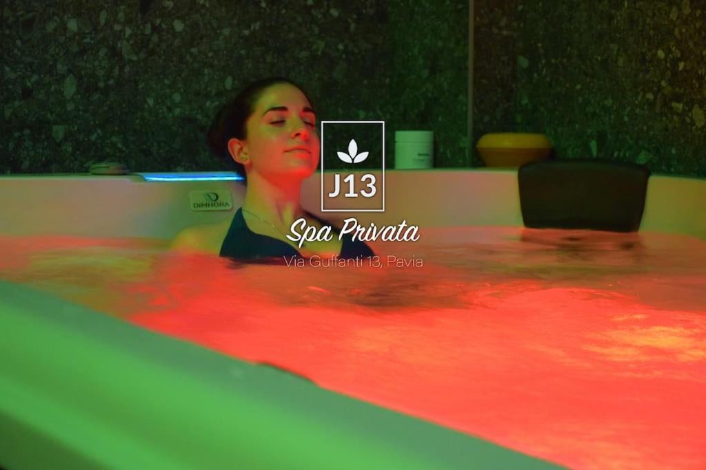 una foto di una donna nella vasca da bagno di J13 Appartamento con SPA Privata a Pavia