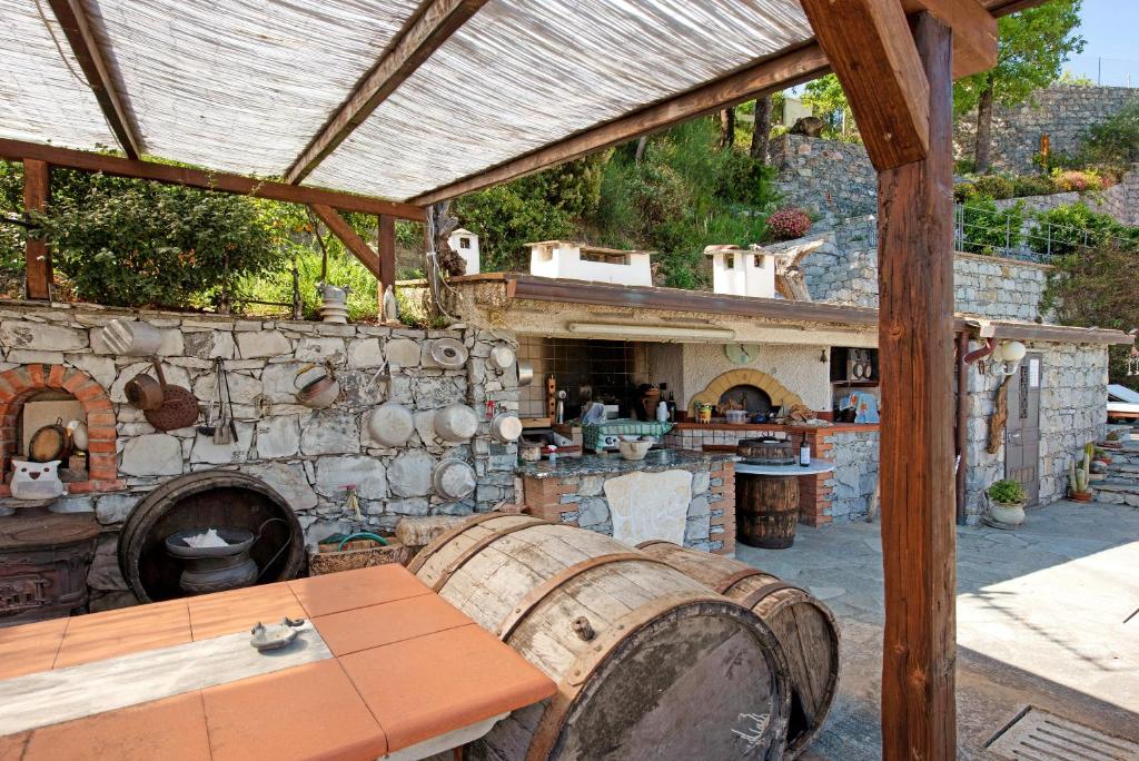 Patio lub wspólna przestrzeń na świeżym powietrzu w obiekcie Villa Lice - Sciacchetrà