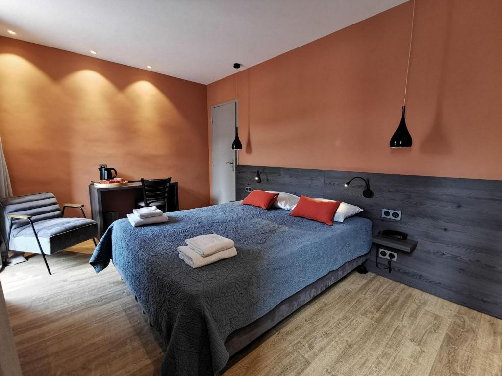 Кровать или кровати в номере Hotel Le Pont Neuf