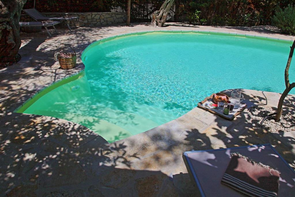 Bazén v ubytovaní Prasini Luxury Cottage alebo v jeho blízkosti