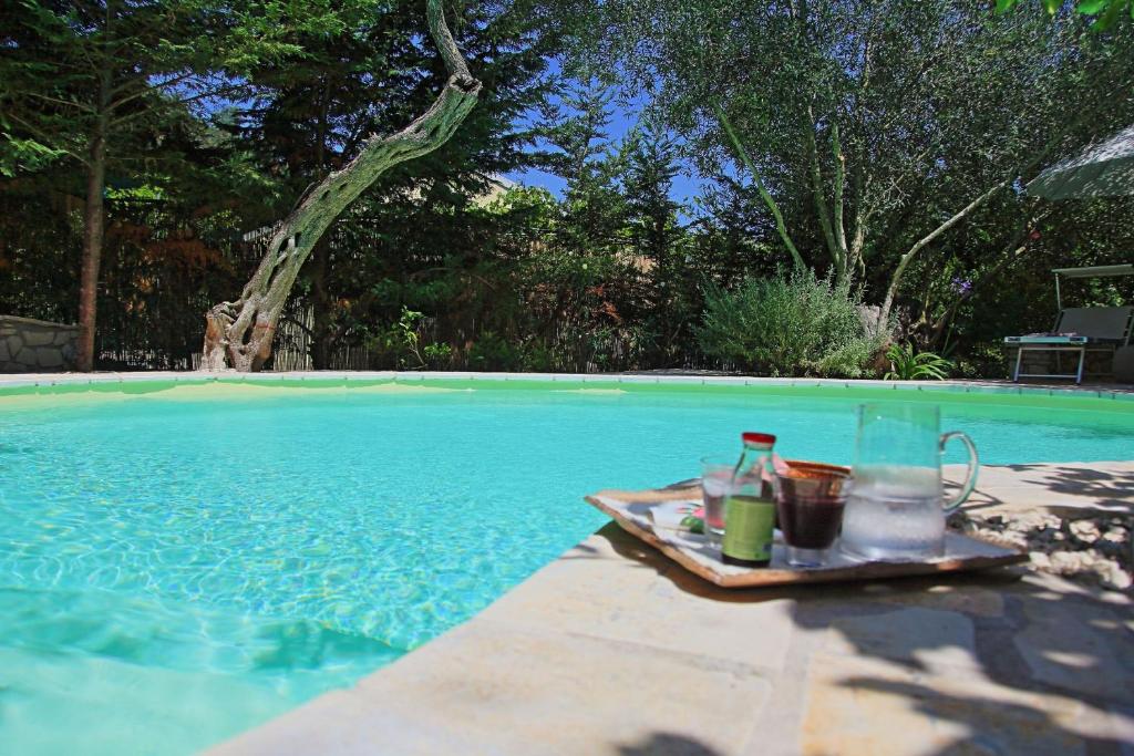 Bazén v ubytovaní Prasini Luxury Cottage alebo v jeho blízkosti