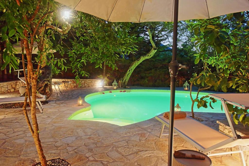 Bazén v ubytovaní Prasini Luxury Cottage alebo v jeho blízkosti