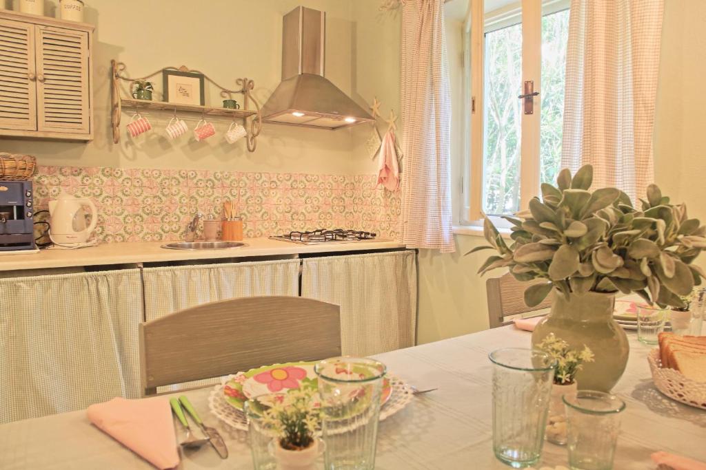 Kuchyňa alebo kuchynka v ubytovaní Prasini Luxury Cottage