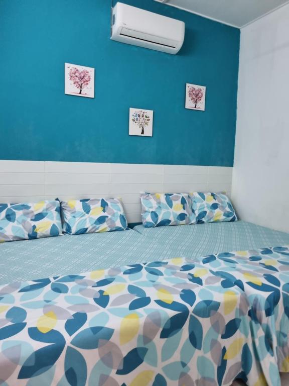 Tempat tidur dalam kamar di 12-15 Pax Ssue Silibin Ipoh Guest House-Homestay