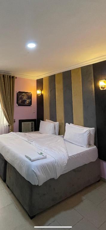Postel nebo postele na pokoji v ubytování Alluring View Hotel - Allen Avenue