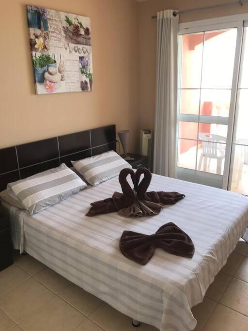 Postel nebo postele na pokoji v ubytování Beach front apartment with stunning ocean views!