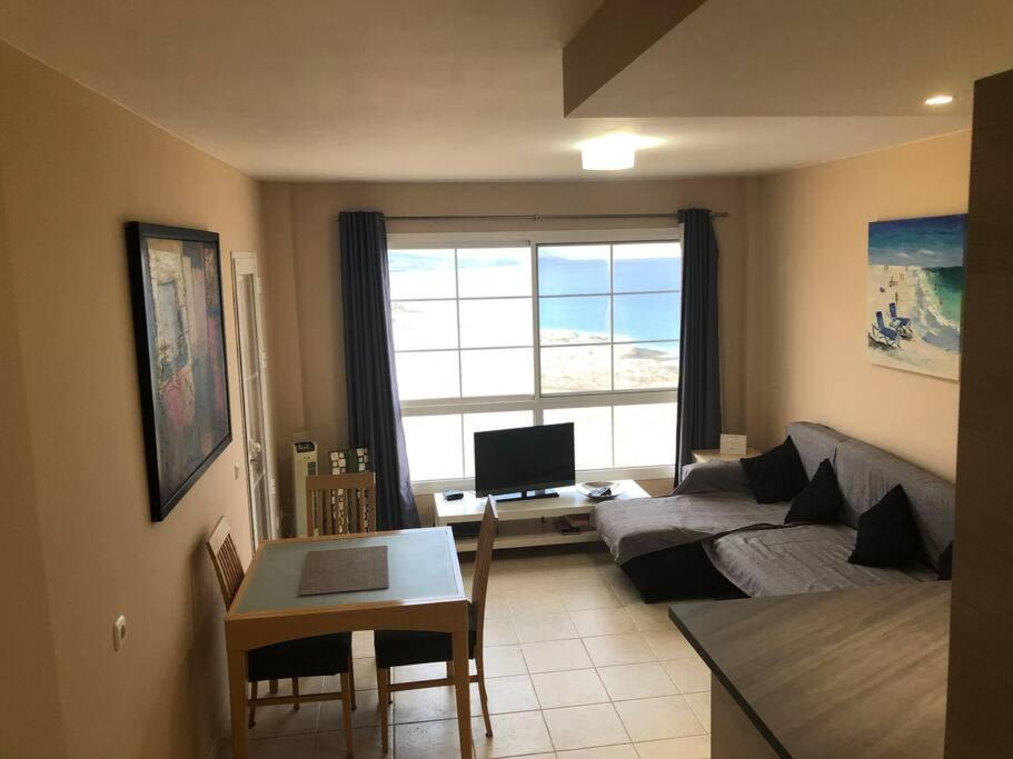 Posezení v ubytování Beach front apartment with stunning ocean views!
