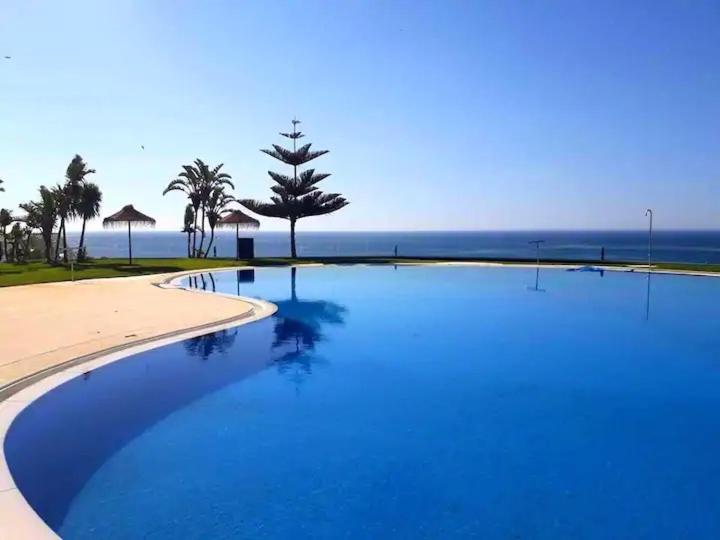 Bazén v ubytovaní Modern three-level apartment near the sea alebo v jeho blízkosti
