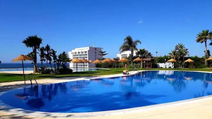 Bazén v ubytovaní Modern three-level apartment near the sea alebo v jeho blízkosti