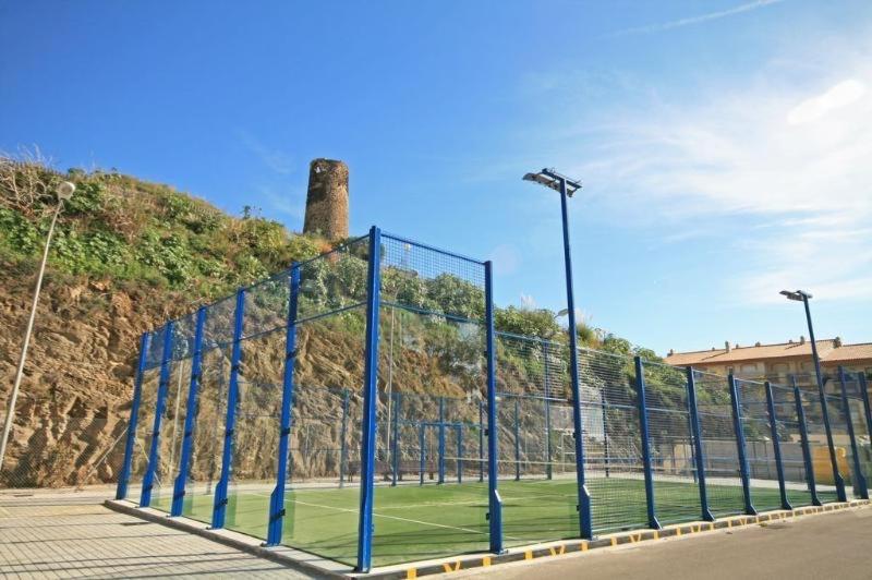 Tenis alebo squash v ubytovaní Modern three-level apartment near the sea alebo jeho okolí