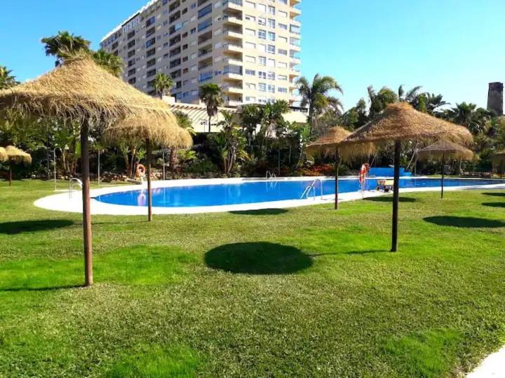 Bazén v ubytovaní Modern three-level apartment near the sea alebo v jeho blízkosti