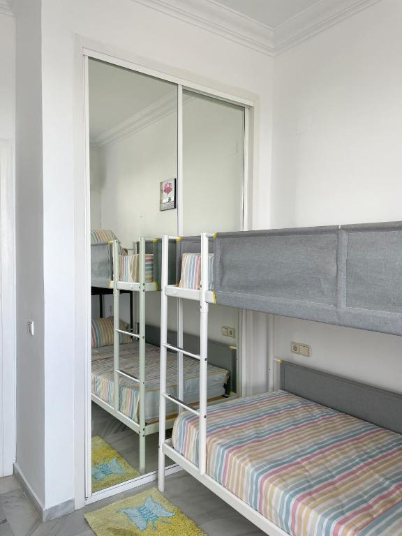 Posteľ alebo postele v izbe v ubytovaní Modern three-level apartment near the sea