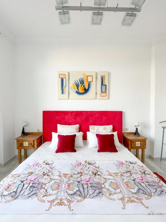 Posteľ alebo postele v izbe v ubytovaní Modern three-level apartment near the sea