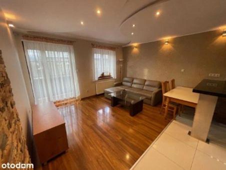 - un salon avec un canapé et une table dans l'établissement Apartament U Aśki, à Jelenia Góra