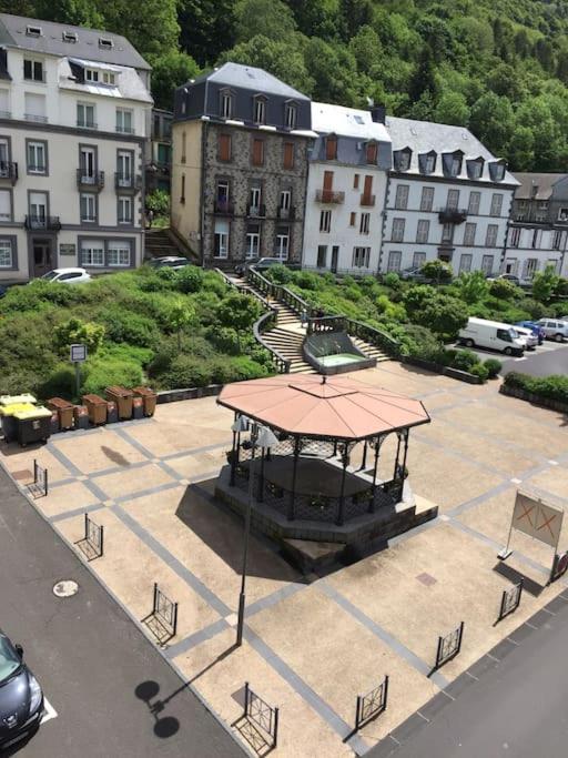 un kiosque dans une cour dans une ville dans l'établissement Studio face au Thermes, à Le Mont-Dore