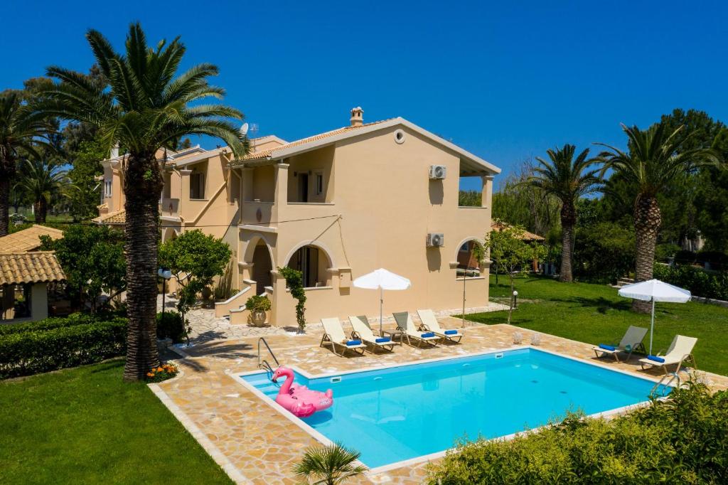 uma villa com piscina em frente a uma casa em Villa Marina Mare em Acharavi